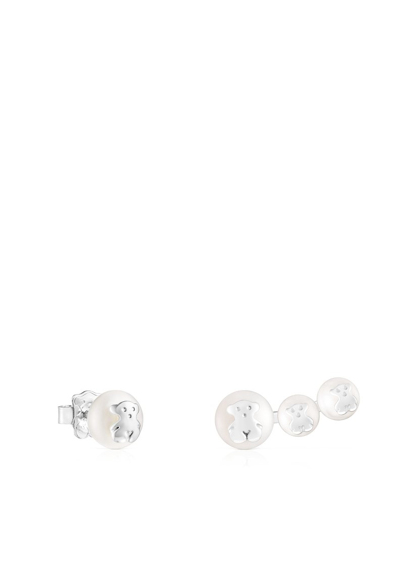 Pendientes de perlas blancas con un diseño de oso de plata; un par incluye dos tamaños de perlas, mientras que el otro tiene una perla más grande.