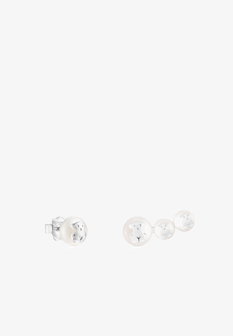 Pendientes de perlas blancas con un diseño de oso de plata; un par incluye dos tamaños de perlas, mientras que el otro tiene una perla más grande.