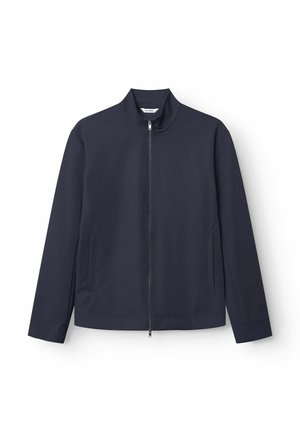 Chaqueta azul marino con un cuello alto, cierre frontal con cremallera, dos bolsillos laterales y una tela suave con una ligera textura.