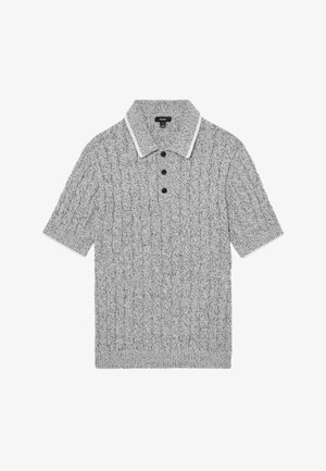 Szürke, rövid ujjú, kötött galléros póló, fonott mintával, fekete gombokkal és fehér szegéllyel a galléron, laposan terítve.