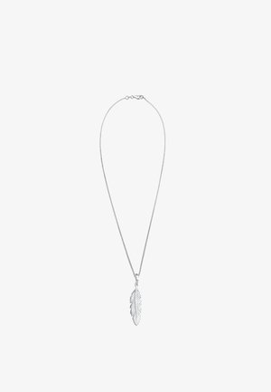 Ezüst láncnyaklánc, díszes tollmedállal, amelyen bonyolult érpatternek találhatók, diszkrét textúrált háttérrel kiemelve.