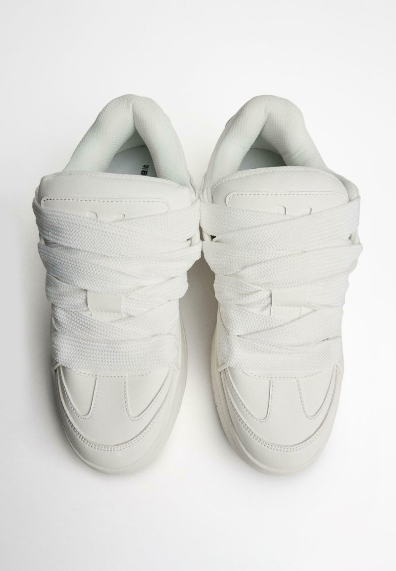 Bershka CHUNKY - Skate shoes - white - Zalando