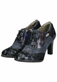 Scarpe con tacco in blu scuro e materiali testurizzati viola, con motivi floreali e un pannello grigio liscio sui lati.