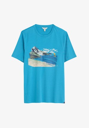 Tirkīza kokvilnas T-krekls ar īsām piedurknēm, uz kura ir ainavas prints ar kalniem, jūru un sauli dažādās krāsās. Apaļa kakla izgriezuma forma.