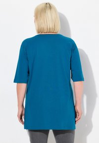 Ulla Popken PLUS SIZE V-NECK TEE  - Basic T-shirt - cerulean