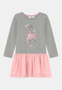 Szara sukienka z długim rękawem ma różową tiulową spódnicę oraz grafikę baletnicy ozdobioną motylkami w różowych i srebrnych akcentach.