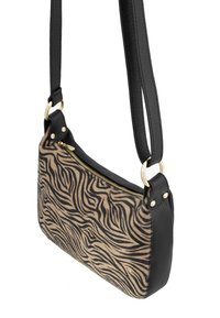 Piccola borsa a spalla con tessuto a stampa zebra nera e beige, manico in pelle nera, zip dorata e anelli in metallo dorato.