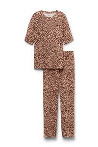 Leopardprint pyjamastel in lichtbruin met donkerbruine vlekken. T-shirt met korte mouwen en ronde hals, met comfortabele broek met elastische tailleband. Zacht materiaal.