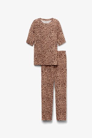 Conjunto de pijama con estampado de leopardo en marrón claro con manchas marrón oscuro. Parte de arriba de manga corta con cuello redondo y pantalones con cintura elástica. Tejido suave.