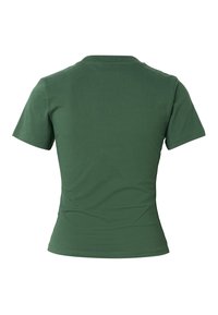 Σκούρο πράσινο εφαρμοστό T-shirt με κοντά μανίκια, εμφανιζόμενο από πίσω με φόντο λευκό.