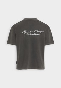 PEQUS BETRAYED UNISEX - Marškinėliai su spaudiniu - grey