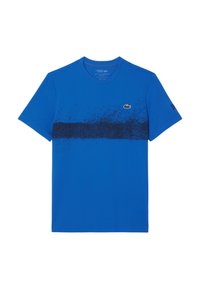 Camiseta de manga corta azul hecha de algodón, que presenta una franja texturada de color azul oscuro a lo largo del pecho y un pequeño logo bordado a la izquierda.