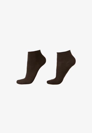 Paire de chaussettes simples marron foncé à la cheville présentées sur des formes en forme de pied sur fond blanc.