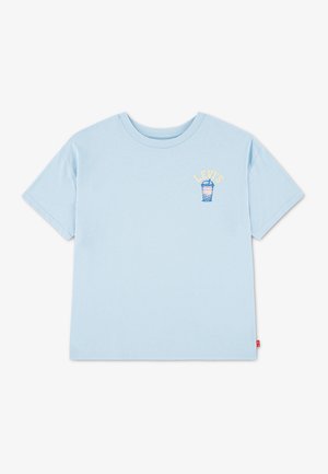 T-shirt bleu clair à manches courtes avec un petit dessin d’une tasse de bubble tea et le mot "Levi's" sur la poitrine, en haut à gauche.