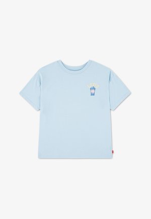 T-shirt bleu clair à manches courtes avec un petit dessin d’une tasse de bubble tea et le mot "Levi's" sur la poitrine, en haut à gauche.