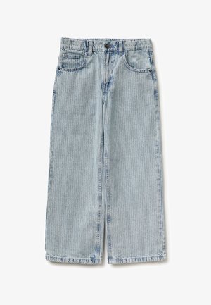 Jeans in denim azzurro chiaro con sottili righe verticali bianche, gambe larghe, bottone frontale e design a cinque tasche.