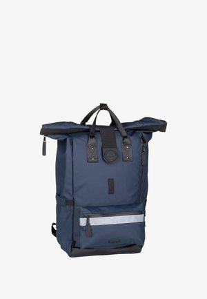 Navyblauer Rolltop-Rucksack mit schwarzen Akzenten, verstellbaren Trägern, reflektierender Leiste auf der Vorderseite und einem Außenreißverschluss für zusätzlichen Stauraum.