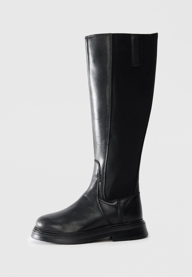 Botte en cuir noire, montant jusqu'au genou, avec panneau latéral élastique et petit talon, vue de l'extérieur sur fond blanc.