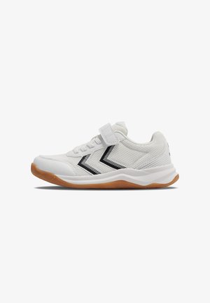 Scarpa sportiva bianca con strisce a chevron nere, strap in velcro, tomaia in mesh e suola in gomma color gomma, vista laterale su sfondo bianco.