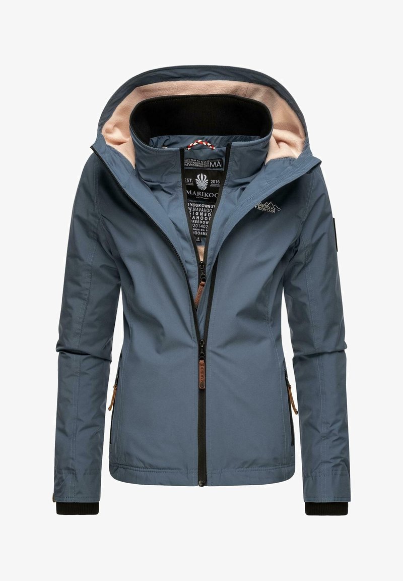 Veste de plein air bleue à capuche avec doublure en polaire beige, fermeture éclair frontale, poches latérales zippées et poignets intérieurs noirs.