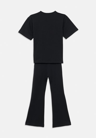 Μαύρο βαμβακερό T-shirt με κοντά μανίκια και στρογγυλή λαιμόκοψη, συνδυασμένο με μαύρο φαρδύ παντελόνι με όμοιο χρώμα, με απλή και λεία υφή.