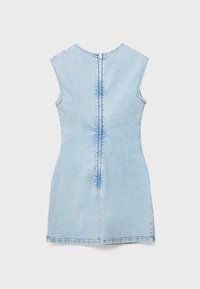 Bezrukávové svetlomodré rifľové minišaty s vnútorným zipsom na chrbte a mierne ošúchanými okrajmi na jednofarebnom pozadí.