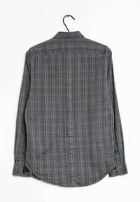 Harmaa ruudullinen pitkähihaine paita hengaajalla. Ominaisuuksiin kuuluu napillinen kaulus, kaareva helma ja napit hihoissa. Pehmeä kankaan rakenne.