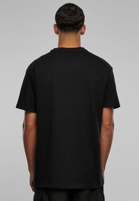 Upscale by Mister Tee UZIJIN HEAVY  - T-shirts med print - black