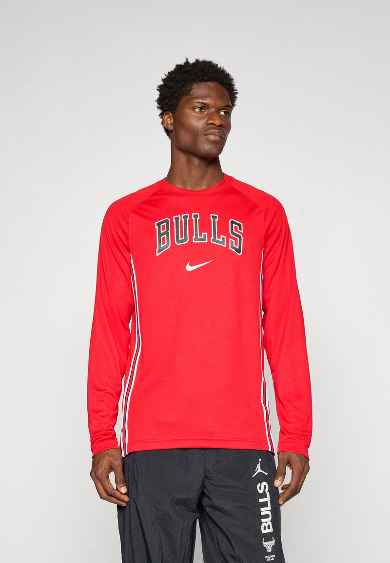 Rød langærmet atletisk skjorte med "BULLS" og Nike-logo i sort, med hvide sidestropper og rund hals. Klar, letvægtsstof.