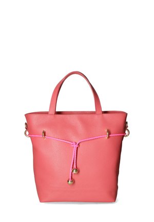 Sac fourre-tout en cuir rose avec surface texturée, garnitures dorées et un accent en corde rose vif fixé avec des billes métalliques décoratives.
