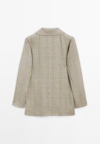 Blazer beige clair à manches longues avec un motif à fines carreaux sombres, col plat et ourlet droit, présenté de dos sur fond blanc.