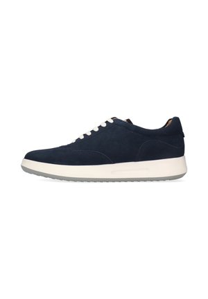 Navyblauer Wildleder-Low-Top-Sneaker mit weißen Schnürsenkeln, weißer Sohle und grauem Profil, von der Außenseite gezeigt.