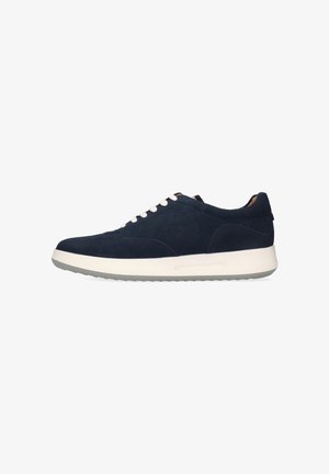 Navyblauer Wildleder-Low-Top-Sneaker mit weißen Schnürsenkeln, weißer Sohle und grauem Profil, von der Außenseite gezeigt.