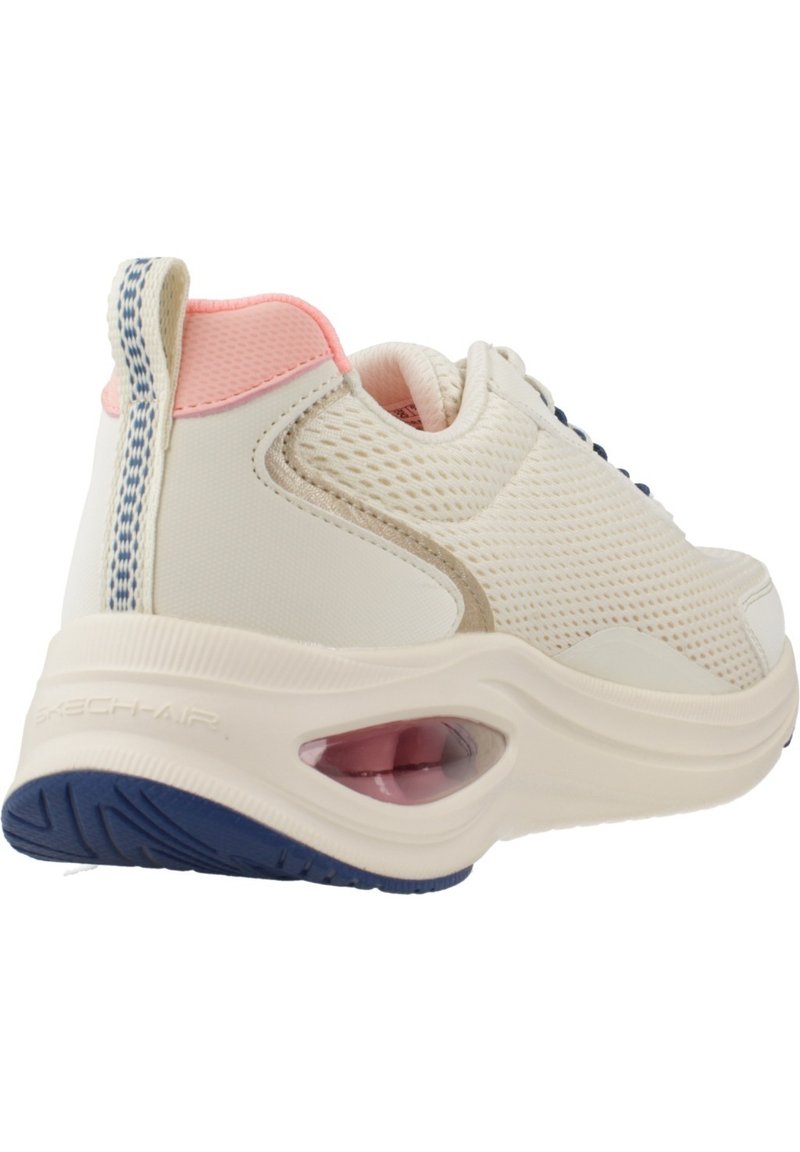 Zapato deportivo de malla blanca y sintética con un acento rosa en el talón, suela azul y amortiguación de aire transparente visible.