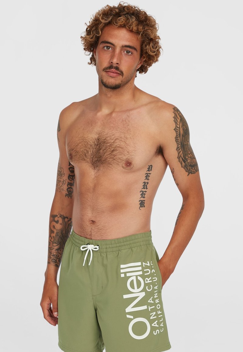 Shorts de bain verts avec taille élastique et marquage blanc. Dotés d'un cordon de serrage et fabriqués à partir d'un matériau léger.
