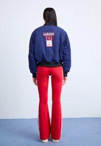 adidas Originals FLARED - Tamprės – kelnės - better scarlet