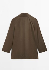 Mørkebrun langærmet jakke med opretstående krave, synlig søm ned langs midten af ryggen og lige kant forneden.