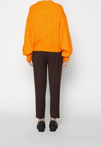 Filippa K Tygbyxor - dark brown