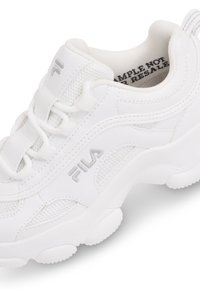 Baskets blanches avec des panneaux en mesh et en cuir, semelle texturée et un petit logo argenté. Elles sont dotées de lacets et d'un col rembourré.