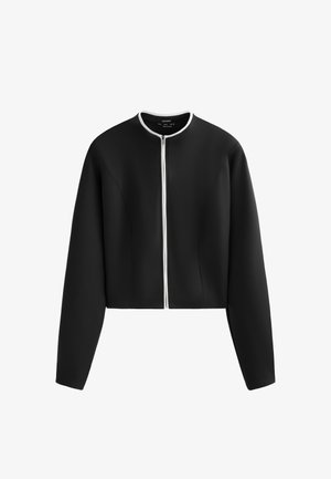 Fekete, rövid fazonú kabát hosszú ujjal, magas gallérral és fehér cipzárral. Texturált anyagból készült, letisztult dizájnnal.