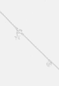 Hõbedane kettkäevõru, millel on väike roosi ripats ja tähtpendant. Kett on õrn ja tekstuuriga viimistlusega.