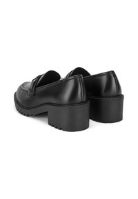 Čierne kožené topánky s okrúhlou špičkou a hrubým podpätkom, s textúrovanou podrážkou a minimálnym prešívaním na vrchnej časti.