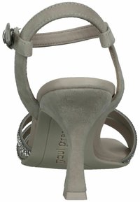 Hellegraue High Heels Sandale mit Wildlederfinish, offener Rückseite, verstellbarem Knöchelriemen und dekorativen Strassakzenten am Absatz.