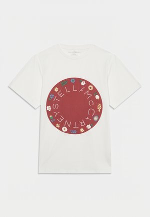 Valge lühikeste varrukatega t-särk suure punase ringiga ees, kaunistatud väikeste värviliste lillede ja ümara tekstiga, millel on kirjas "STELLA MCCARTNEY".