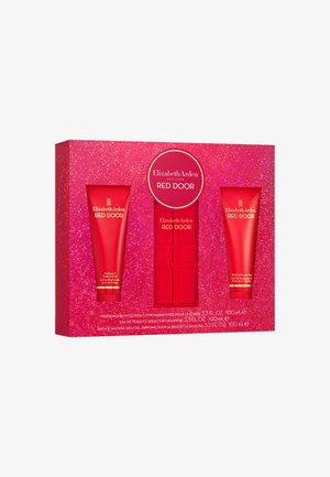Coffret cadeau Elizabeth Arden Red Door avec lotion corporelle parfumée, spray eau de toilette et gel bain et douche dans un emballage rouge avec fond pailleté.