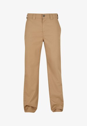 Barna pamut chinos, egyenes láb kialakítással, gombos záródással és övbújtatókkal. Simított textúra, finom elöl hajtott vonalakkal és zsebekkel.