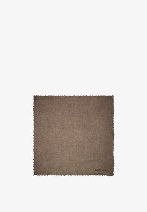 Manta de tejido marrón con bordes deshilachados y una textura sutil; presenta un pequeño logotipo en la esquina.