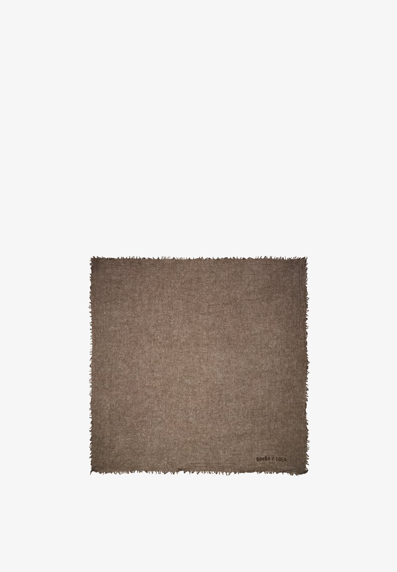 Brązowy tkany koc z postrzępionymi brzegami i subtelną fakturą; w rogu znajduje się małe logo.