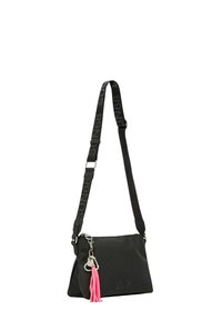 Czarna syntetyczna torebka na ramię z odpinanym różowym chwostem, wyposażona w pasek z logo i srebrne akcenty metalowe. Prostokątny kształt, gładka faktura.