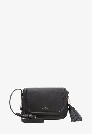 Bolso bandolera de cuero negro con solapa, correa ajustable, detalle de borla y pequeño logo dorado de Kate Spade New York en el frente.